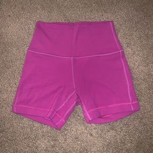 Vivid plum align short 4”